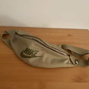 Nike Heritage Green Fannypack